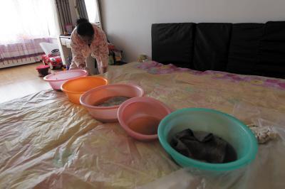 霍尔果斯楼上漏水，住户失联，小区没物管，业主维权难！律师来支招……